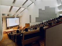università